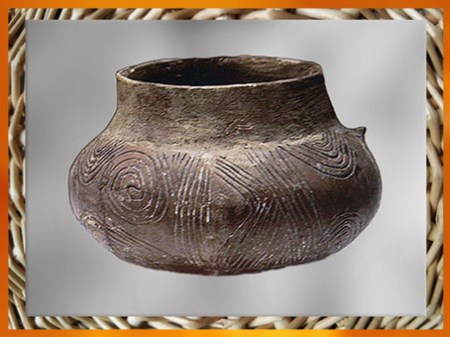 D'après une poterie à décor incisé, Ve millénaire avjc, néolithique. (Marsailly/Blogostelle)