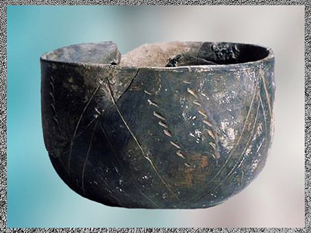 D'après une poterie, décor incisé, céramique rubanée, terre cuite, vers 4000 avjc, néolithique. (Marsailly/Blogostelle)