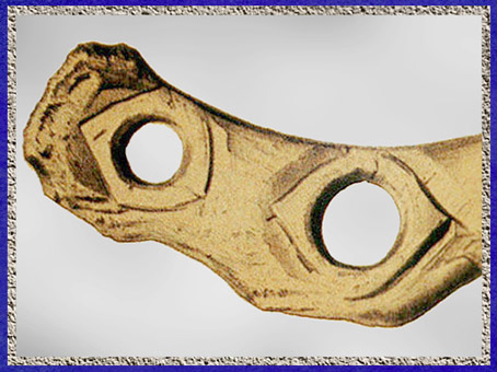 D'après un bâton percé, redresseur de sagaie, décor incisé, bois de renne, magdalénien, paléolithique supérieur. (Marsailly/Blogostelle)