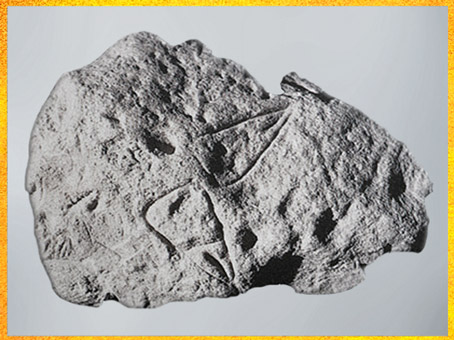 D'après des représentations vulvaires et cupules, aurignacien, La Ferrassie, Dordogne, France, paléolithique supérieur. (Marsailly/Blogostelle)