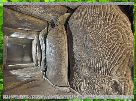 D'après le dolmen de Gavrinis et ses dalles orthostates, mégalithes, Morbihan, Bretagne, France, néolithique. (Marsailly/Blogostelle)