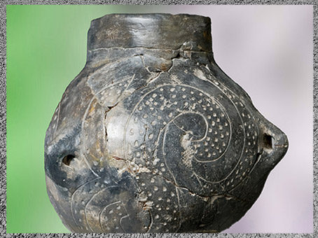 D'après une céramique du Rubané, ruban et pointillés,  vers  5500 avjc, Haut-Rhin, France, néolithique. (Marsailly/Blogostelle) 