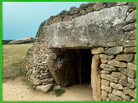 D'après le dolmen de la Table des Marchand, entrée, 4000-3900 avjc, Locmariaquer, Morbihan, Bretagne, France, IVe millénaire avjc, néolithique. (Marsailly/Blogostelle)