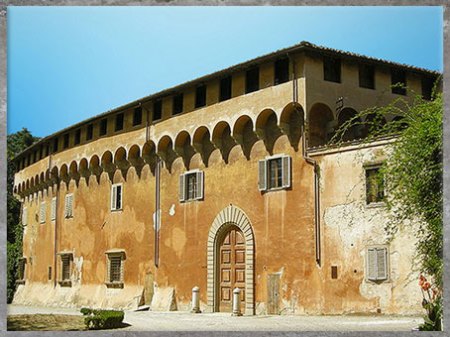 D’après la villa Médicis de Careggi, façade, 1440- 1459, remaniée par Michelozzo, XVe siècle, Florence, Quattrocento, Renaissance italienne. (Marsailly/Blogostelle) 