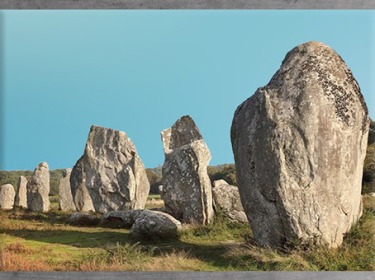 D'après des alignements de menhirs, pierres fichées en terre, Carnac, Bretagne, France, néolithique. (Marsailly/Blogostelle)