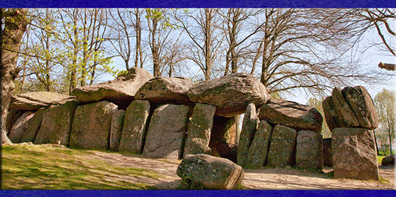 D'après le dolmen de la Roche-aux-Fée, allée couverte, vers 2000 avjc, Essé, Bretagne, mégalithes, France, néolithique. (Marsailly/Blogostelle) 