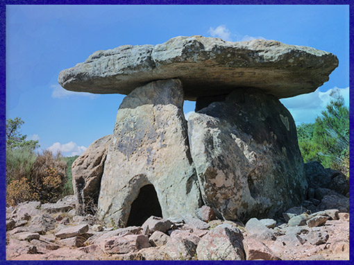 D'après le Dolmen de Grandmont, Languedoc-Roussillon, mégalithes, France, néolithique. (Marsailly/Blogostelle)