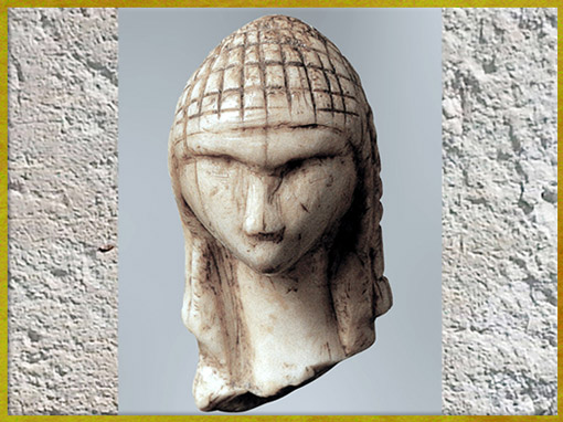 D’après la Dame de Brassempouy, dite à Dame à la Capuche, ivoire de mammouth, vers 22 000 avjc, Landes, France, paléolithique supérieur. (Marsailly/Blogostelle)