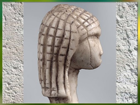 D’après la Dame de Brassempouy, dite à Dame à la Capuche, ivoire de mammouth, vers 22 000 avjc, Landes, France, paléolithique supérieur. (Marsailly/Blogostelle)