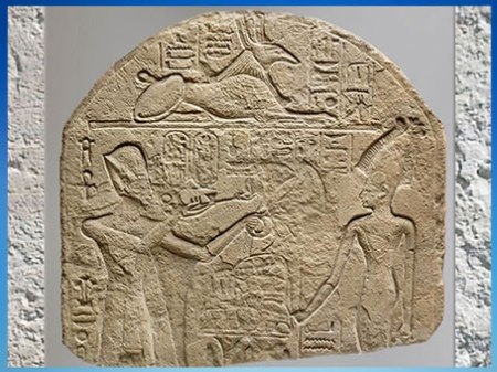 D’après Astarté, parèdre de Seth, recevant une offrande de Ramsès II, stèle calcaire, avec sphinx à tête de Seth, Nouvel Empire, Égypte Ancienne. (Marsailly/Blogostelle)