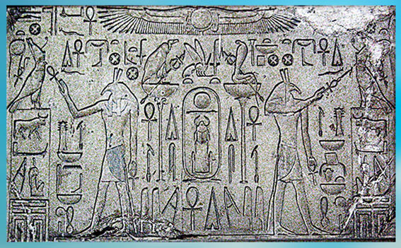 D'après le dieu Seth et Horus Faucon, stèle du roi Thoutmosis, linteau, temple de Seth, XVIIIe dynastie, Nouvel Empire, Égypte Ancienne. (Marsailly/Blogostelle)