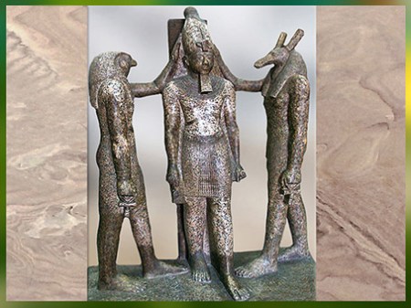 D’après les dieux Horus-Faucon et Seth-canidé, couronnant Ramsès III, groupe sculpté, temple de Ramsès III, Thèbes, XXe dynastie, Nouvel Empire, Égypte Ancienne. (Marsailly/Blogostelle)