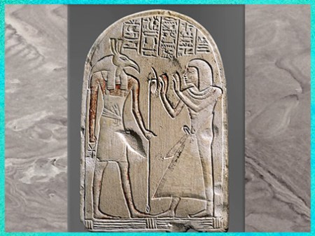 D’après le dieu Seth, portant le sceptre Ouas, stèle d'Aapehty, calcaire, fin XIXe dynastie, Nouvel Empire, Égypte Ancienne. (Marsailly/Blogostelle)