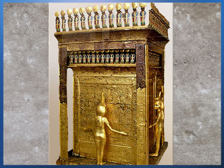 D'après les déesses Isis et Selket, coffret en or de Toutânkhamon, XVIIIe dynastie, Nouvel Empire, Égypte ancienne. (Marsailly/Blogostelle)