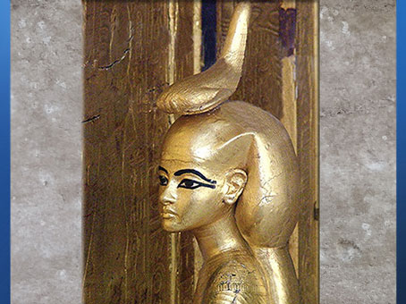 D'après la déesse scorpion Selket, coffret en or de Toutânkhamon, XVIIIe dynastie, Nouvel Empire, Égypte ancienne. (Marsailly/Blogostelle)