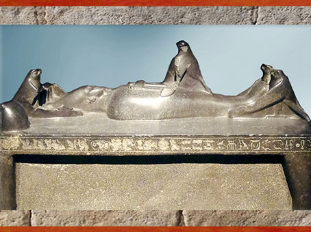 D’après Osiris Onnophris momifié fécondant la déesse Isis en oiseau milan, basalte, XIIIe dynastie, Abydos, Égypte ancienne. (Marsailly/Blogostelle)