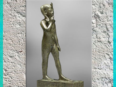 D'après le jeune dieu Horus, doigt sur la bouche, mèche et nudité, bronze, incrustation argent, vers 664- 342 avjc, Basse Époque, Égypte ancienne. (Marsailly/Blogostelle) 