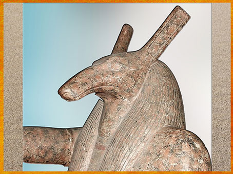 D'après le dieu Seth, tête de canidé, détail, groupe sculpté, granit, temple de Ramsès III, Thèbes, XXe dynastie, Nouvel Empire, Égypte ancienne. (Marsailly/Blogostelle) 