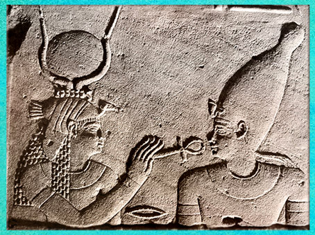 D’après la déesse Isis redonnant vie à Osiris, relief, vers 380 avjc- 300 apjc, temple d'Isis, Philae, XXXe dynastie-époque romaine, Aguilkia, Assouan, Égypte ancienne. (Marsailly/Blogostelle) 