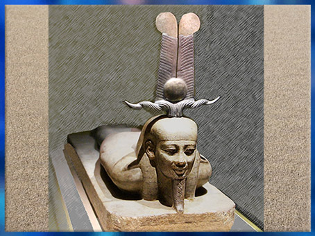 D’après Le réveil d'Osiris devenu Rê, coiffé des hautes plumes d'Amon-Rê, XVIe dynastie, granit, Égypte ancienne. (Marsailly/Blogostelle)