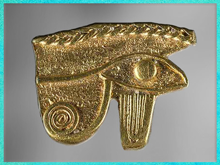 D’après l’œil Oudjat d’Horus, amulette protectrice, feuilles d’or, vers 332-30 avjc, Époque Ptolémaïque, Thônis-Héracleion, Égypte ancienne. (Marsailly/Blogostelle)