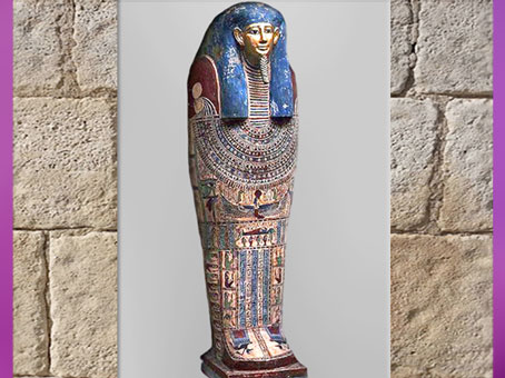 D'après un sarcophage momiforme, bois peint, provenance Akhmim, Haute-Égypte, vers 250 avjc, époque Ptolémaïque, Égypte ancienne. (Marsailly/Blogostelle) 