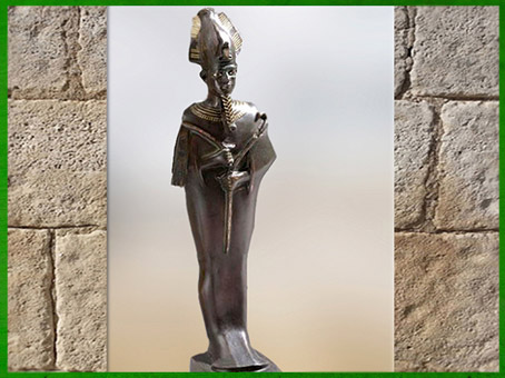 D'après Osiris coiffé de la couronne Atef, bronze et or, yeux argent, vers 332-30 avjc, époque Ptolémaïque, Égypte ancienne. (Marsailly/Blogostelle)