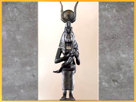 D’après la déesse Isis allaitant Horus, figurine, bronze, serapeum de Saqqarah, Basse Époque, Égypte ancienne. (Marsailly/Blogostelle)