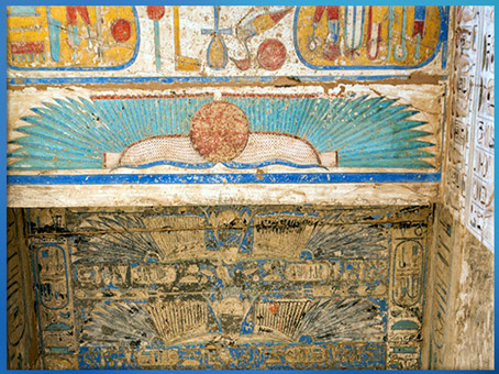 D’après le disque ailé, symbole solaire, plafond peint, temple funéraire de Ramsès III, vers 1186–1155 avjc, Medinet Abou, Thèbes, Nouvel Empire, Égypte ancienne. (Marsailly/Blogostelle) 