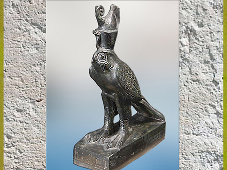 D’après Horus Faucon, dieu Rê-Horakhty incarnant le Soleil Levant, coiffé de la double couronne de Haute et Basse Égypte, vers 664 - 332 avjc, Basse Époque, Égypte ancienne. (Marsailly/Blogostelle)