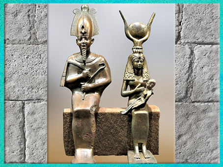D’après la triade Osiris, Isis allaitante et Horus enfant, groupe en bronze, XXVIe dynastie, Égypte ancienne. (Marsailly/Blogostelle) 