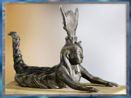 D’après la déesse scorpion Selket, disque et cornes de vache, bronze, Basse époque, Égypte ancienne. (Marsailly/Blogostelle)