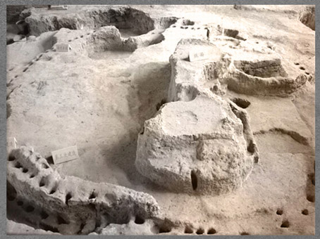 D’après une maquette du village de Banpo, province du Shaanxi, culture de Yangshao, 5000- 2500 avjc, néolithique, Chine ancienne. (Marsailly/Blogostelle)