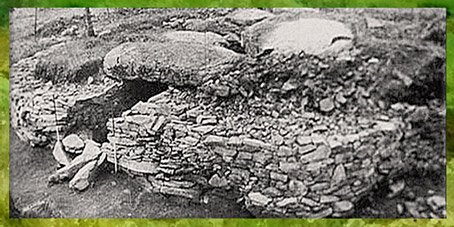 D'après une sépulture mégalithique, allée couverte, Morbihan, Bretagne, France, néolithique. (Marsailly/Blogostelle)