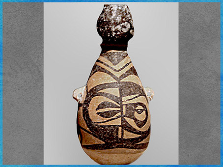 D’après une bouteille, terre cuite peinte, masque-oiseau stylisé, culture de Yangshao, 5000- 2500 avjc, néolithique, Chine ancienne. (Marsailly/Blogostelle)
