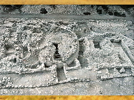 D'après une nécropole, avec chambres funéraires sous tertres de pierres, Deux-Sèvres, Poitou, France, néolithique. (Marsailly/Blogostelle)