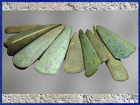 D'après des haches polies en jadéite, objets votifs et de prestige, France, néolithique. (Marsailly/Blogostelle)