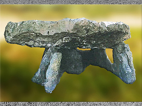 D'après un dolmen mégalithique, à grande pierre plate, France, néolithique. (Marsailly/Blogostelle)