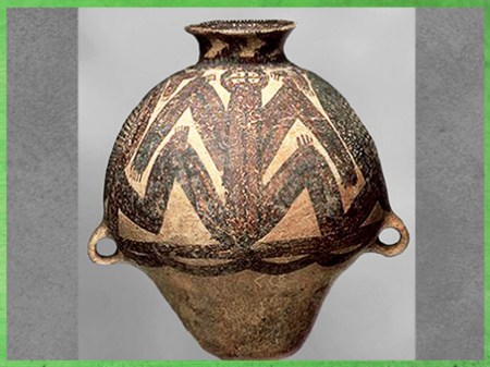 D’après une jarre de stockage, céramique peinte, motif de batracien, culture de Yangshao, 5000- 2500 avjc, néolithique, Chine ancienne. (Marsailly/Blogostelle)