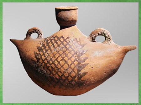 D’après un pichet, motif de nasse, terre cuite peinte, anses de préhension et de suspension, province du Shaanxi, culture de Yangshao, 5000- 2500 avjc, néolithique, Chine ancienne. (Marsailly/Blogostelle)
