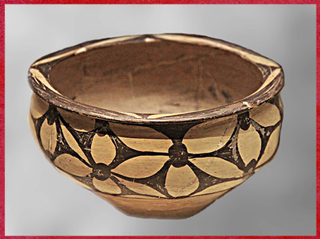D’après un bassin, thème floral, terre cuite peinte, culture de Yangshao, 5000- 2500 avjc, Shaanxian, Henan, néolithique, Chine ancienne. (Marsailly/Blogostelle)
