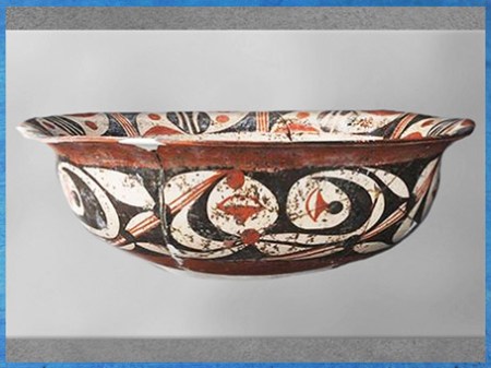 D’après un plat, céramique peinte, motif dérivé de l’oiseau, terre cuite blanche, pigments rouges et noirs, 3790-3070, culture de de Yangshao, Zhengzhou, néolithique, Chine ancienne. (Marsailly/Blogostelle) 