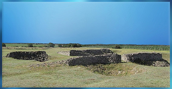 D'après les vestiges du village fortifié de Champ-Durand, avec ses enceintes en pierres, Nieul-sur-l'Autise, Vendée, France, néolithique. (Marsailly/Blogostelle)