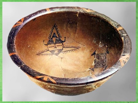D'après un bassin, terre cuite peinte, motifs masque sorcier et poissons stylisés, Banpo, culture de Yangshao, 5000- 2500 avjc, néolithique, Chine ancienne. (Marsailly/Blogostelle)