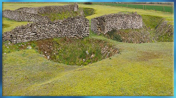 D'après les vestiges du village fortifié de Champ-Durand, avec ses enceintes en pierres, Nieul-sur-l'Autise, Vendée, France, néolithique. (Marsailly/Blogostelle)