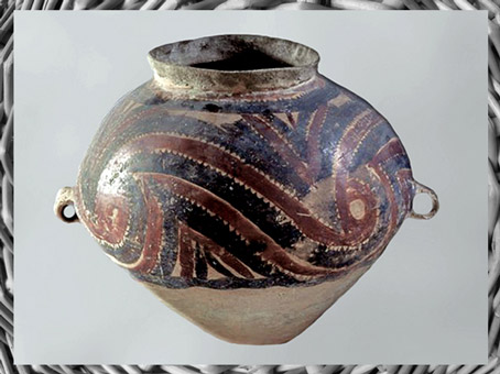 D’après une jarre, céramique peinte, motifs spiralés, culture de Majiayao, province du Gansu, vers 2800-2500 avjc, néolithique, Chine ancienne. (Marsailly/Blogostelle)