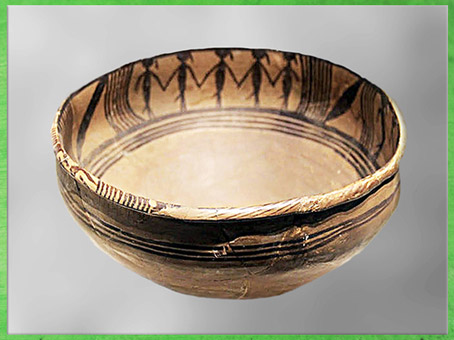 D’après un bassin, ronde de danseurs, céramique peinte, culture de Majiayao, vers 2800 – 2500 avjc, Qinghai, néolithique, Chine ancienne. (Marsailly/Blogostelle)