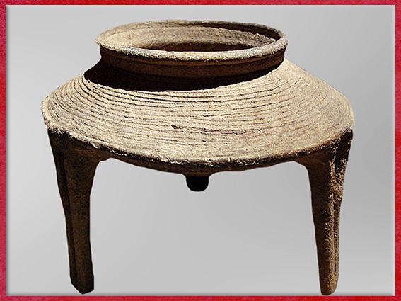 D’après un trépied, support de marmite, terre cuite, culture de Yangshao, 5000- 2500 avjc, Henan, néolithique, Chine ancienne. (Marsailly/Blogostelle) 