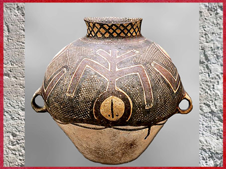 D'après une jarre, personnage stylisé, céramique peinte, vers 2300 avjc, culture de Majiayao, période Machang, néolithique, Chine ancienne. (Marsailly/Blogostelle)