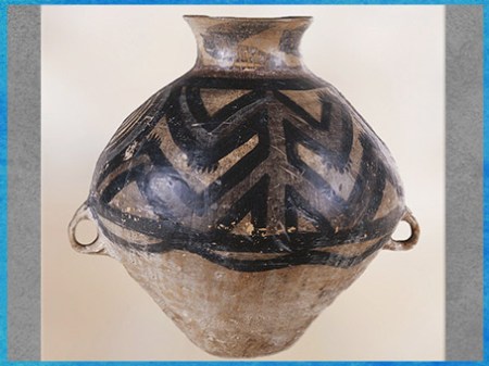 D’après une jarre de stockage, motif de batracien, céramique peinte, culture de Yangshao, 5000- 2500 avjc, néolithique, Chine ancienne. (Marsailly/Blogostelle)